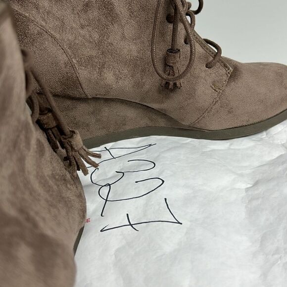 Madden Girl DALLYY Lace Up Taupe Faux Suede Wedge Med. Heel Ankle Boots Size 10M - Picture 13 of 13